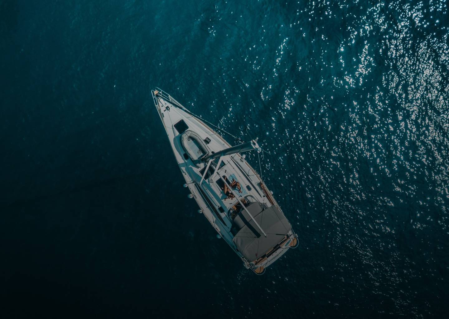 Vue aérienne d'un voilier sur l'eau